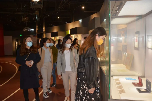 北京2022年冬奧會特許商品“冬奧冰雪瓷尊”捐贈儀式在我館舉行 北京2022年冬奧會特許商品“冬奧冰雪瓷尊”捐贈儀式在我館舉行