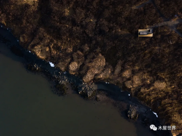 古老火山下的海邊，一夜之間建好的現代度假木屋