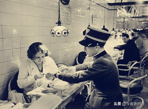 老照片：希特勒穿日軍送的和服，美軍腳踩死亡的女兵，用牙拉箭