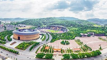 將五星紅旗升在美國上空!熊德龍雖無中國血,卻用一生報答中國 將五星紅旗升在美國上空!熊德龍雖無中國血,卻用一生報答中國