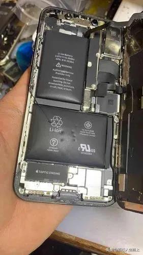 大爺的手機電池為什麼會鼓包？手機電池被掰後為什麼會燃爆？