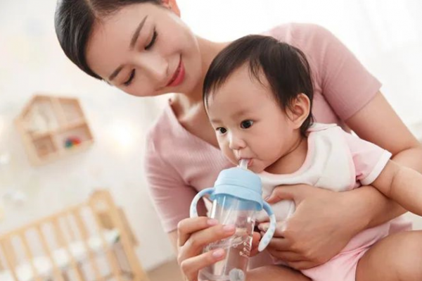 孩子吃飯必喝水？看似胃口好實則藏隱患，3種情況喝水都要有講究