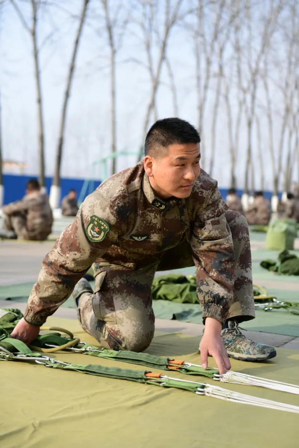 第71集團軍“傘降教頭”賈龍飛：陸地猛虎成功逐夢藍天！