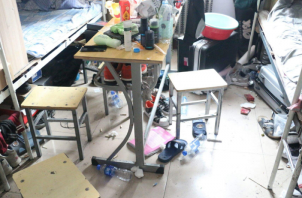 男生能有多邋遢？室友拍下男寢真實場景，網友吐槽：還不如豬窩