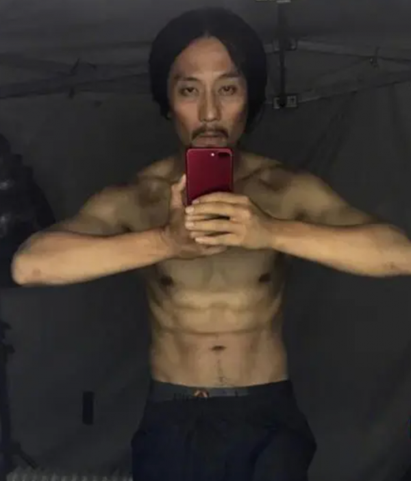 人前體面，人後畸形，這5位瘦成紙片人的明星，比你想象的誇張