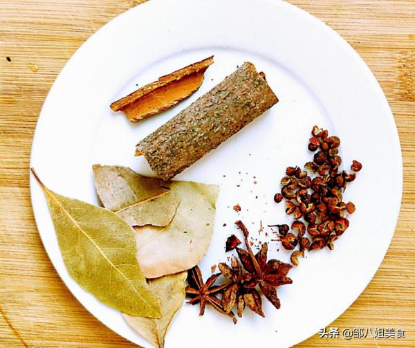 教你在家滷豬蹄，做法簡單用料少，口感軟糯味道香濃，不比買的差