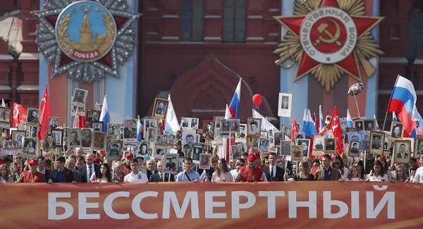 2015年，普京放下身份，高舉父親遺像參加遊行，他為何這麼做？