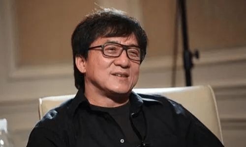 67歲成龍盡顯老態，頭髮稀疏成“空氣劉海”，或將會是退圈之作？