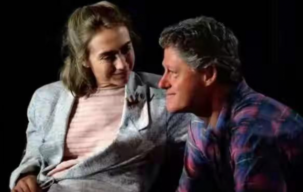 希拉里有多強勢？46年前婚禮上勾住老公脖子，克林頓在她懷裡好乖