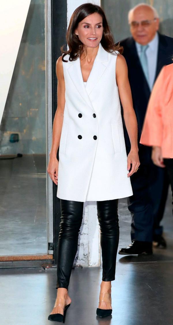 西班牙王后示範皮質服裝的通勤穿搭，將搖滾風皮裙穿得又颯又知性