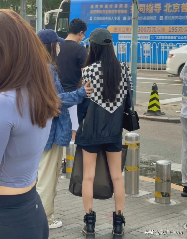 楊冪探班華晨宇演唱會，穿黑白衫配露臍裝變迷妹，華晨宇長髮搶鏡