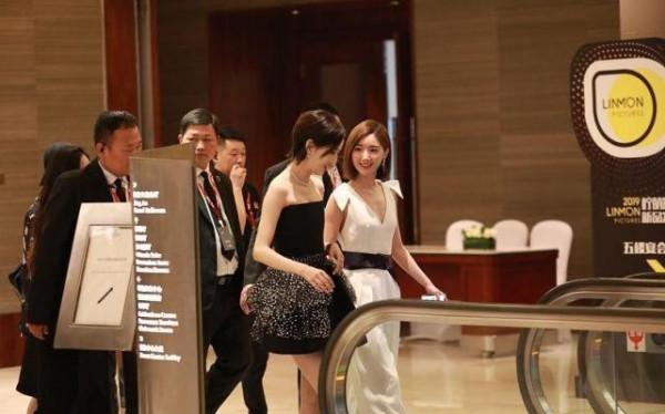 佟麗婭和毛曉彤同為80後,但相差4歲氣質真不同,同框時好養眼 佟麗婭和毛曉彤同為80後,但相差4歲氣質真不同,同框時好養眼