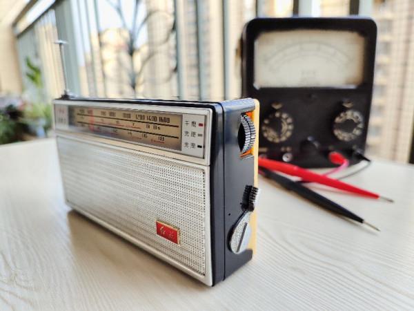 懷念經典!70年代上海無線電三廠的紅旗703三波段7電晶體收音機 懷念經典!70年代上海無線電三廠的紅旗703三波段7電晶體收音機