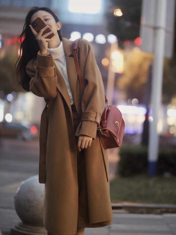 秋冬、比黑白灰更炸街的是什麼顏色？當然是大地色大衣，又颯又美