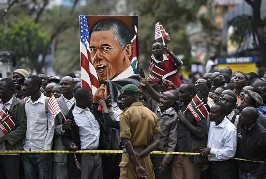 奧巴馬第一次回非洲老家:幫祖母扛大米,和兄弟坐在村頭喝酒 奧巴馬第一次回非洲老家:幫祖母扛大米,和兄弟坐在村頭喝酒