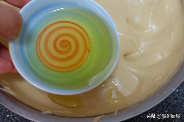 想吃棗糕不用買，甜而不膩做法簡單，5個雞蛋1碗麵粉做一盤，好吃