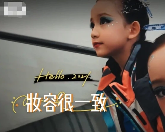 黃磊小女兒首次登臺演出大成功！穿藍色露臍裙美成孔雀，手臂好長