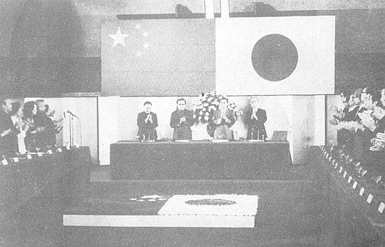 鄧小平訪日“自我批評”，引得記者鬨堂大笑，日媒：真是名不虛傳