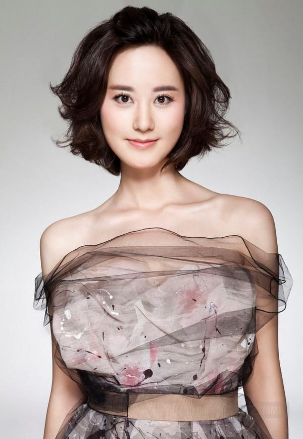 央視主持秦方：播音18年，40歲仍單身，婚姻大事不發愁