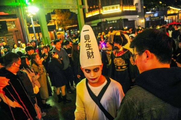 沉浸在小鎮裡，感受詭異的狂歡