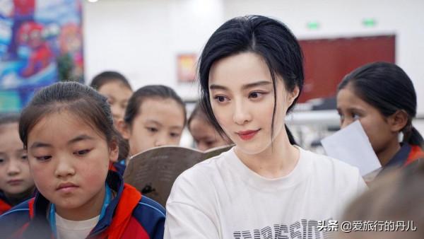 久違露面的范冰冰身穿白色衛衣青春又減齡，與孩子們在一起很親切