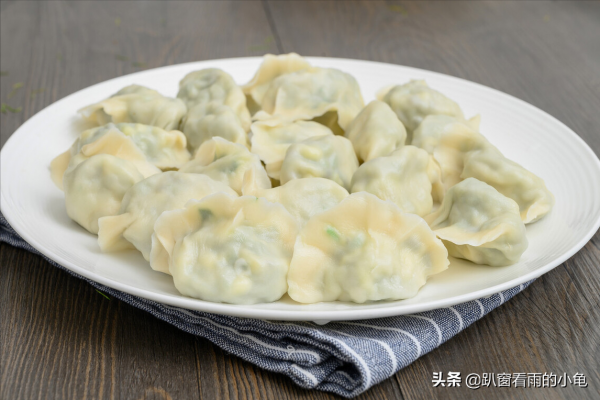 冬至吃餃子，無論貧富，“五財”餃子端上桌，財到福到，一咬爆汁