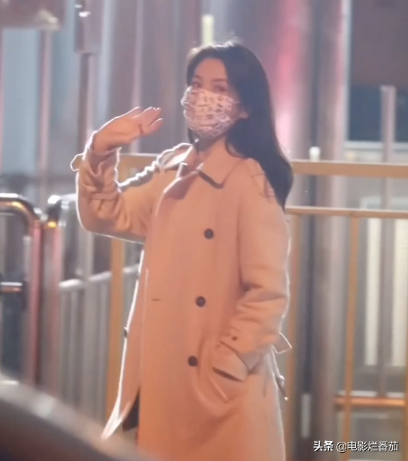 春晚四次聯排：趙麗穎一笑迷人，張小斐美目顧盼，朱一龍走路生風