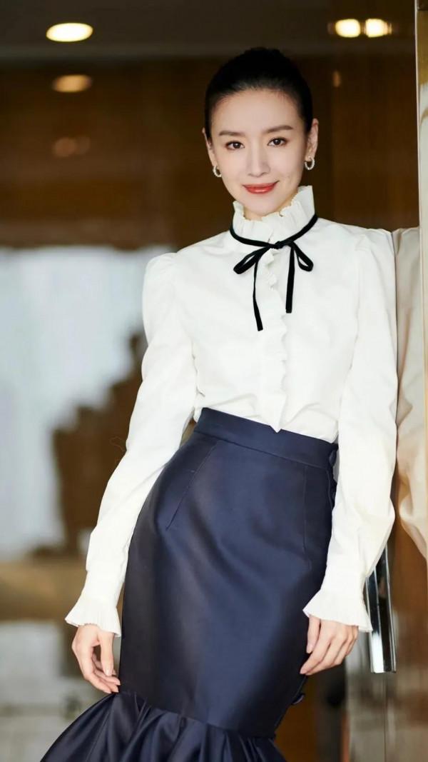 白蓮花董潔，把潘粵明害的那麼慘，一手好牌打的稀巴爛，活該