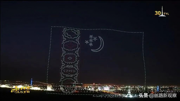 土庫曼國家觀禮臺落成，無人機助陣點亮夜空