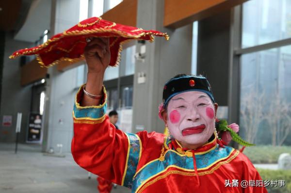 他小時候和爺爺學秧歌表演，因腳小扮老太40年，常有粉絲找他合影