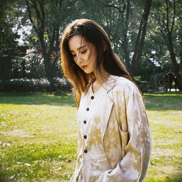 劉詩詩春意草地花絮曝光 著米黃色套裝搭配長卷發溫柔優雅 劉詩詩春意草地花絮曝光 著米黃色套裝搭配長卷發溫柔優雅