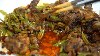 川菜最最基礎的回鍋肉，我找到一家館子炒得很好吃