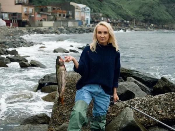 2018年她在釣到的魚裡發現金項鍊和24顆珍珠，後來怎麼樣了？