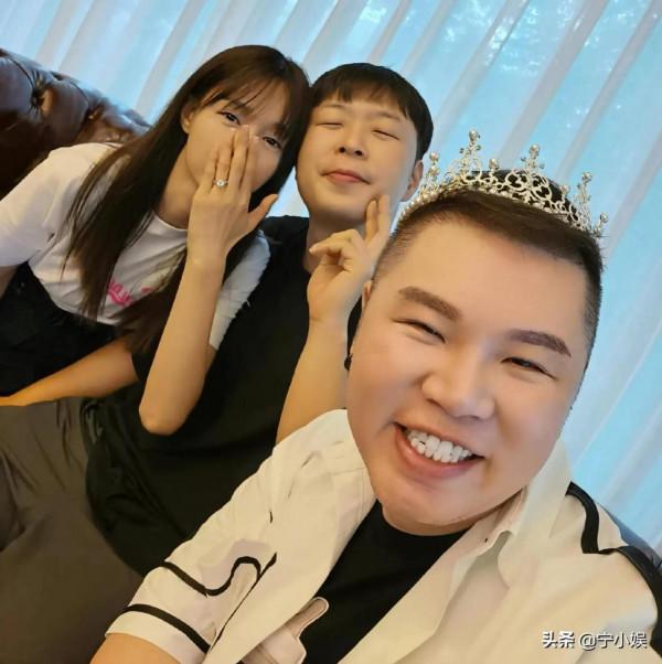 2022年，娛樂圈的瓜多糖更多，從情侶到夫妻，一對比一對甜