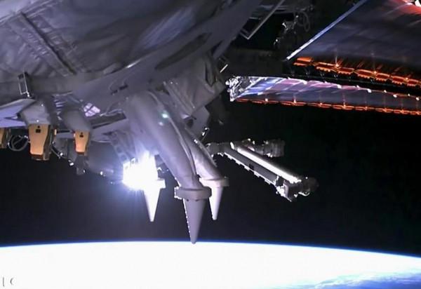 神舟十三號轉運，廠房裡另一發火箭搶鏡，後者決定空間站成敗