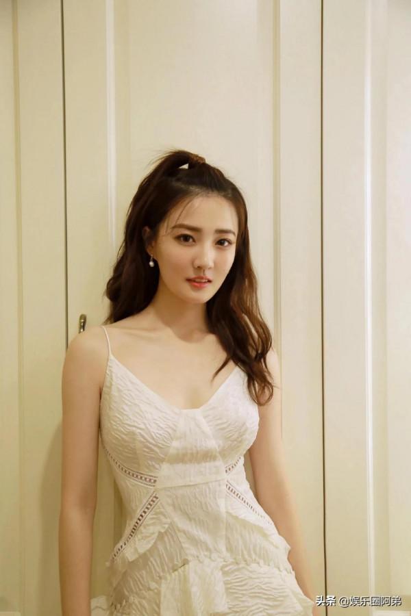 徐璐清純的外表和麵帶微笑的親和力深受大家喜歡