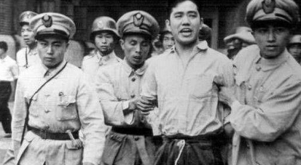 52年一反動派要被行刑時，省副主席女兒大喊：槍下留人，他是我爸