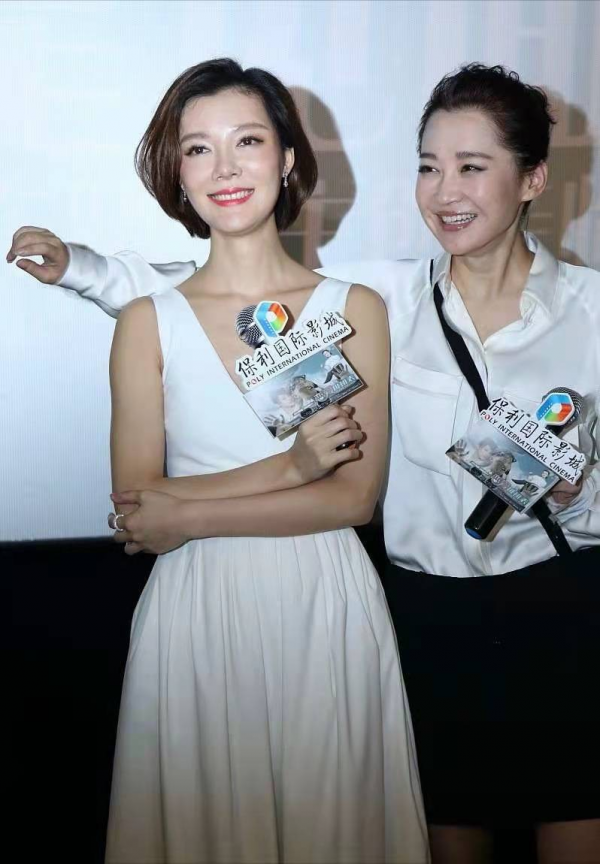 車曉雖瘦但很精緻，穿白色連衣裙高階優雅，氣質媲美許晴