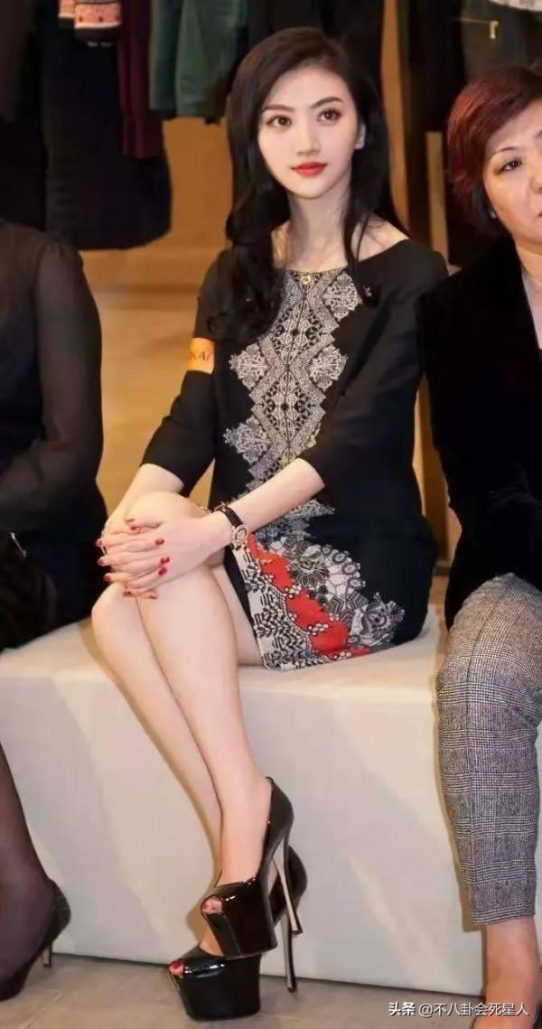 明星身高內卷太嚴重，踩恨天高走紅毯，合影狂墊腳，增高墊好明顯