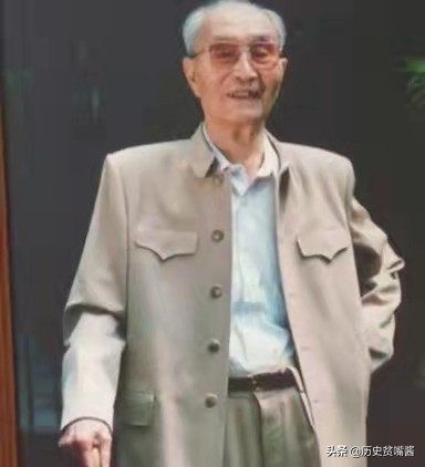 開國上將回老家，見警車開路攔住人民群眾，他大怒道：耍什麼排場