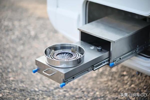 適合4-6人旅行的高配房車,標配820Ah電池+柴暖,可以四季出行 適合4-6人旅行的高配房車,標配820Ah電池+柴暖,可以四季出行