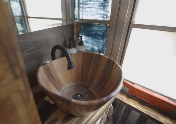 單親媽媽買下2004年舊校車,帶4個孩子在27㎡車內住1年,也是服了 單親媽媽買下2004年舊校車,帶4個孩子在27㎡車內住1年,也是服了