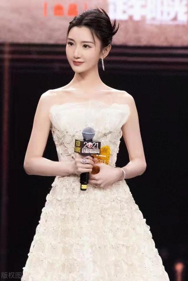 穿公主裙的毛曉彤好甜，配上簡單盤發氣質溫柔，很有復古美感