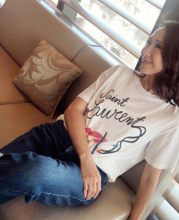 黎姿50歲生日宴排場大，一家8口大合影，她一襲長裙減齡又時尚