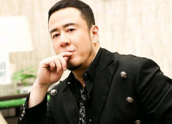 “偽大師”楊坤的歌壇幻滅史,被追捧時有多風光,現在就有多落魄 “偽大師”楊坤的歌壇幻滅史,被追捧時有多風光,現在就有多落魄