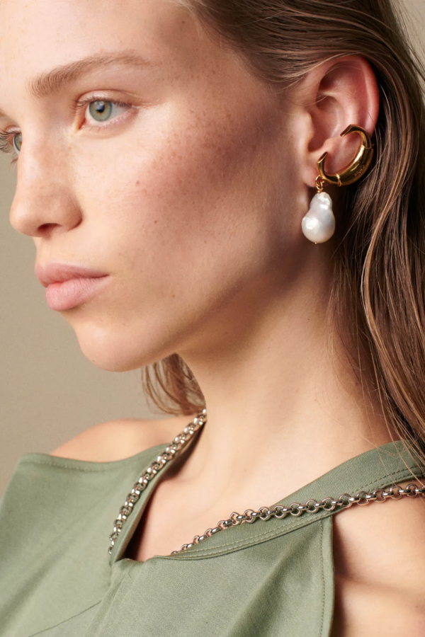 不是上了年紀才戴珍珠，年輕人現在也愛它