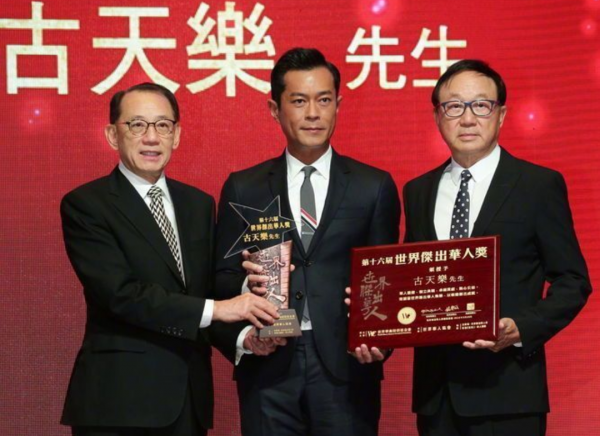 范冰冰遠赴新疆做公益，羅志祥當義工，網友：公益可以，洗白沒門