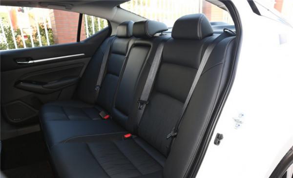 詳解新天籟2.0T XL 智進版,243匹馬力提速很快,座椅寬大舒適 詳解新天籟2.0T XL 智進版,243匹馬力提速很快,座椅寬大舒適