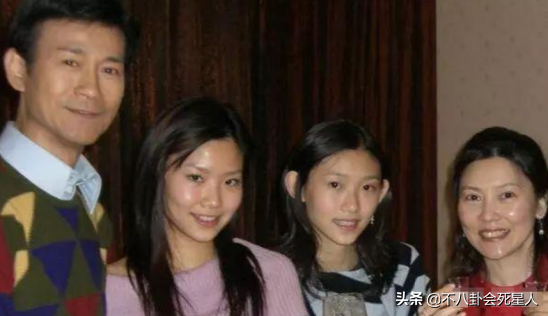 同爸不同命的星二代，成龍兒子開百萬豪車，女兒住百元賓館