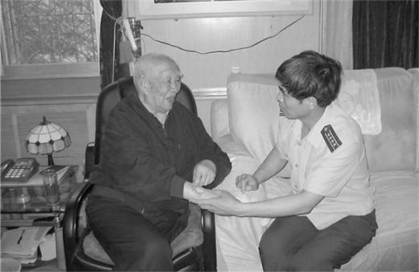 1955年授銜，孔慶德自認為能被授校官就樂壞了，卻被破格授予中將